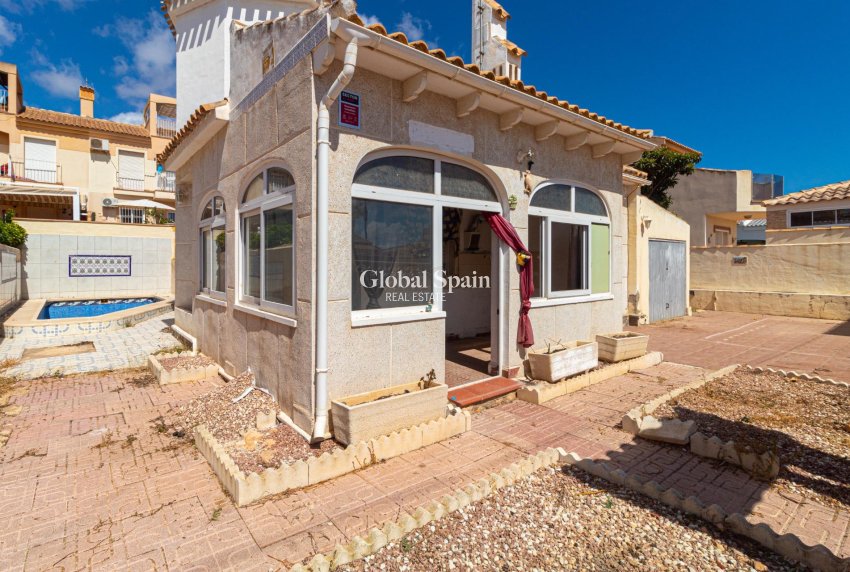 Wederverkoop - VILLA -
ORIHUELA COSTA - Los Almendros-La Florida