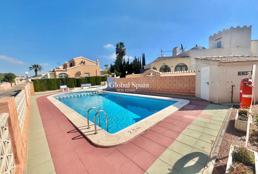 Wederverkoop - VILLA -
ORIHUELA COSTA - Los Almendros-la Florida