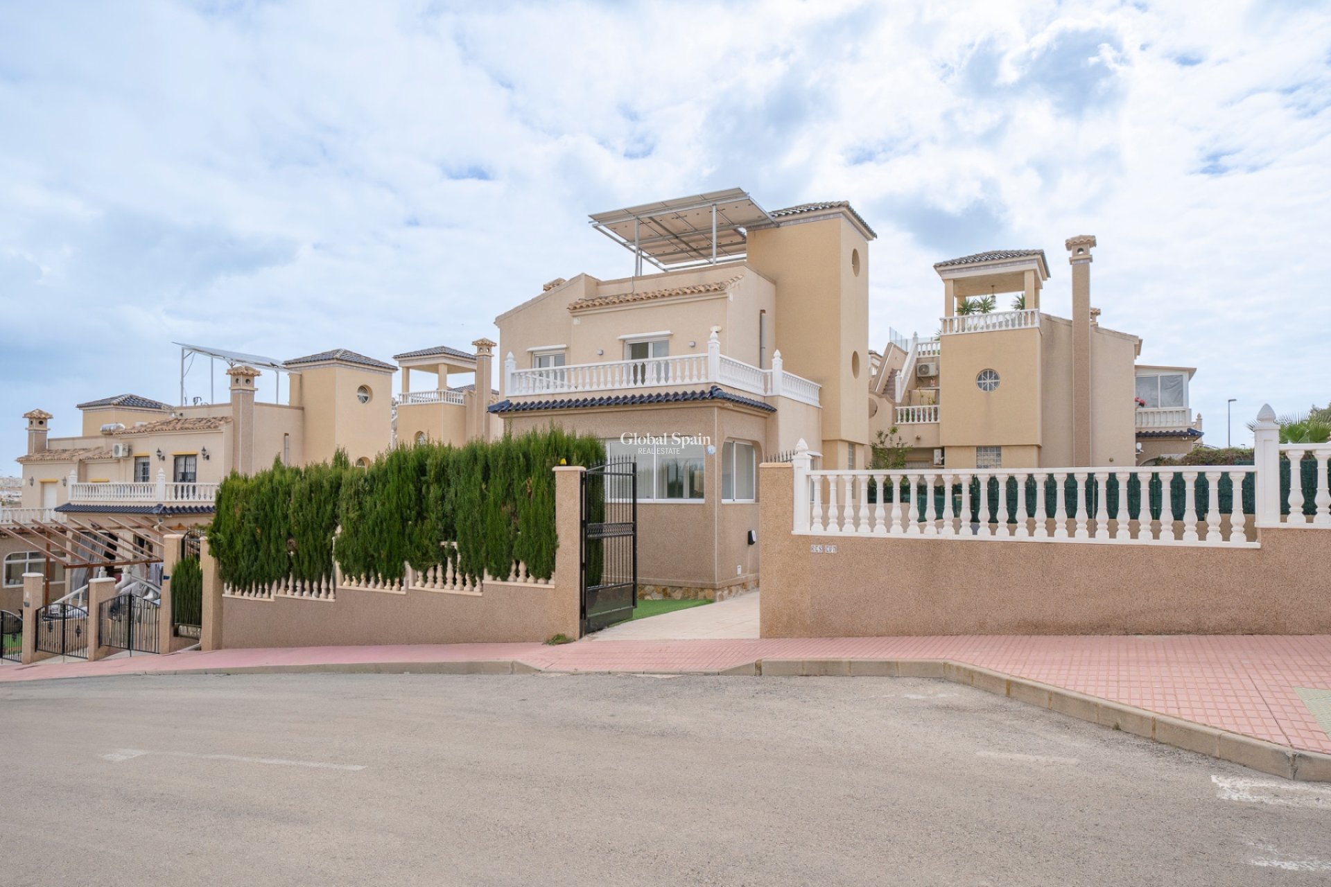 Wederverkoop - VILLA -
ORIHUELA COSTA - Pau 26
