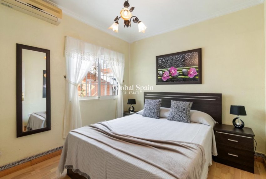 Wederverkoop - Villa -
ORIHUELA COSTA - Playa Flamenca