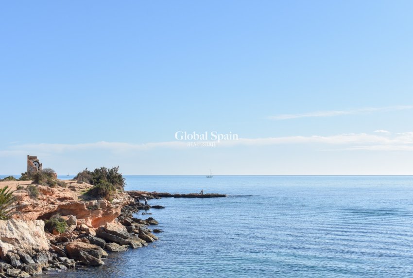 Wederverkoop - VILLA -
ORIHUELA COSTA - Punta Prima