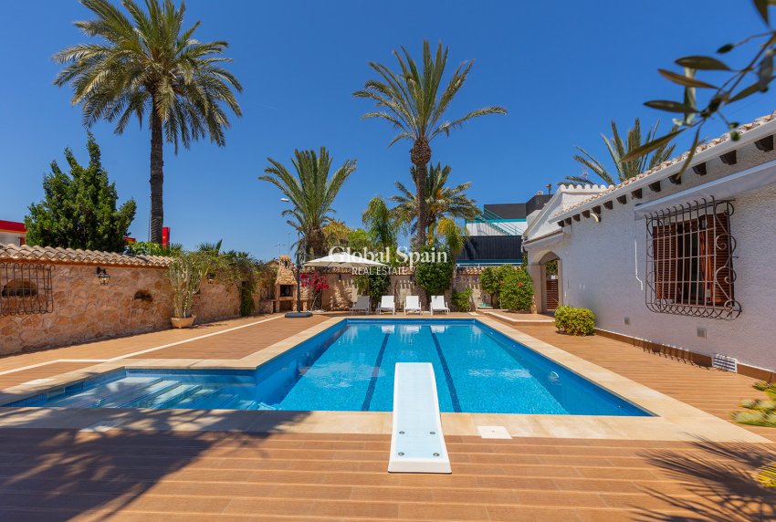 Wederverkoop - Villa -
ORIHUELA COSTA - Punta Prima