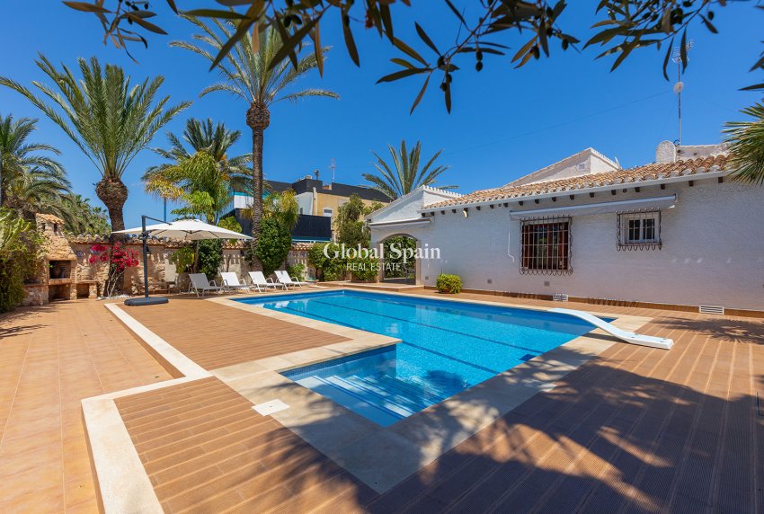Wederverkoop - Villa -
ORIHUELA COSTA - Punta Prima