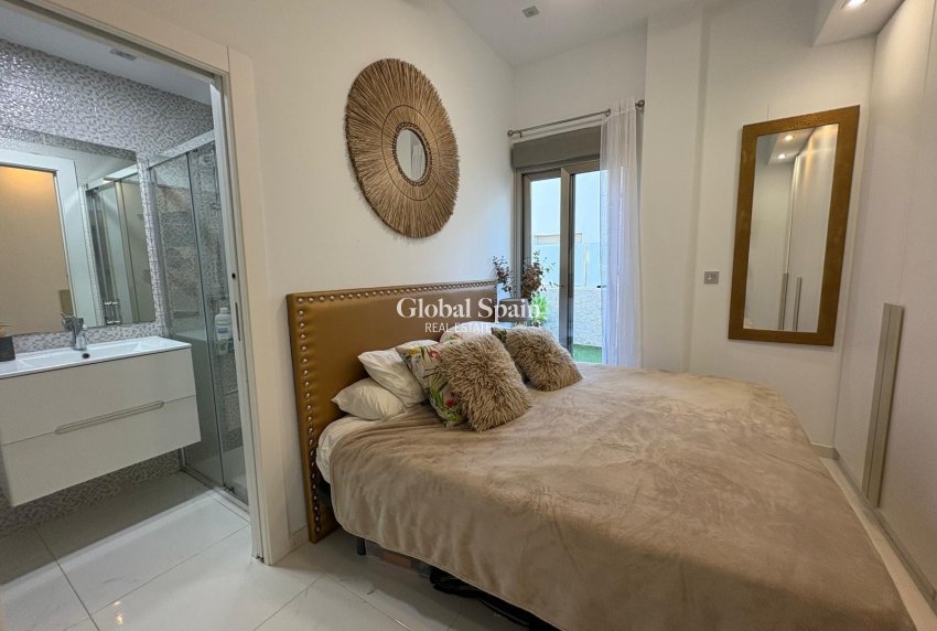 Wederverkoop - Villa -
ORIHUELA COSTA - VILLAMARTÍN