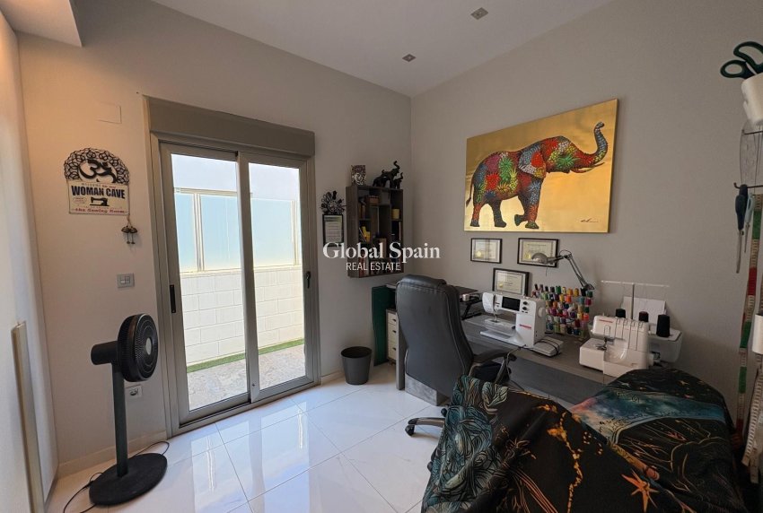 Wederverkoop - Villa -
ORIHUELA COSTA - VILLAMARTÍN