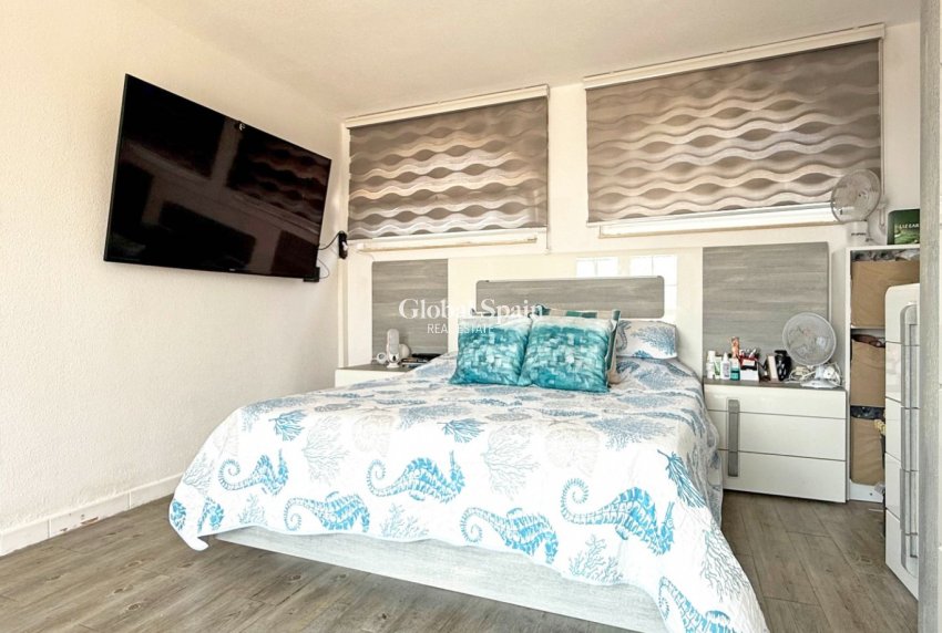 Wederverkoop - Villa -
ORIHUELA COSTA - VILLAMARTÍN