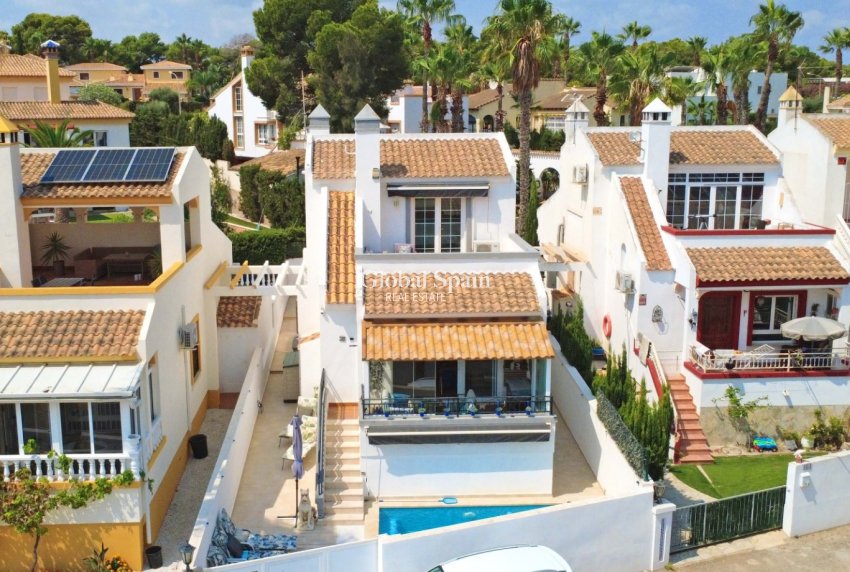 Wederverkoop - Villa -
ORIHUELA COSTA - VILLAMARTÍN