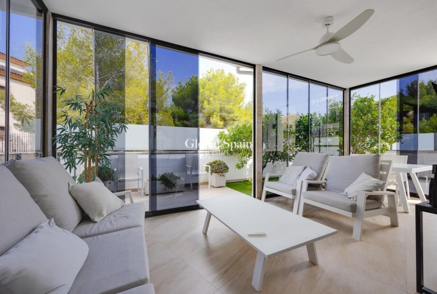 Wederverkoop - Villa -
ORIHUELA COSTA - VILLAMARTÍN