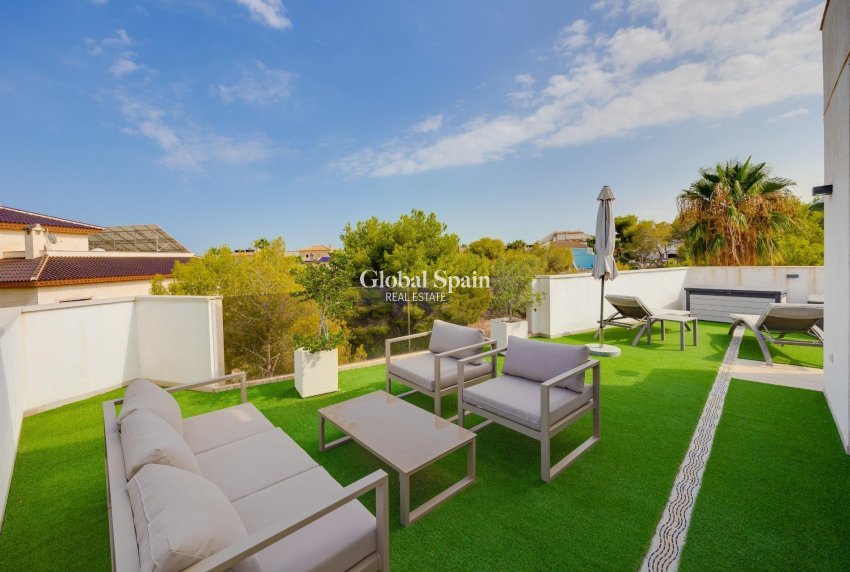 Wederverkoop - Villa -
ORIHUELA COSTA - VILLAMARTÍN