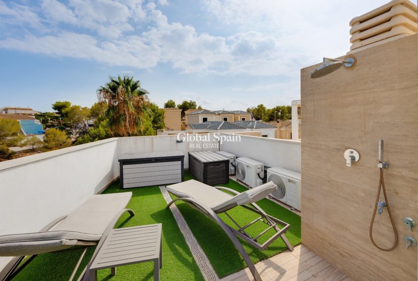 Wederverkoop - Villa -
ORIHUELA COSTA - VILLAMARTÍN