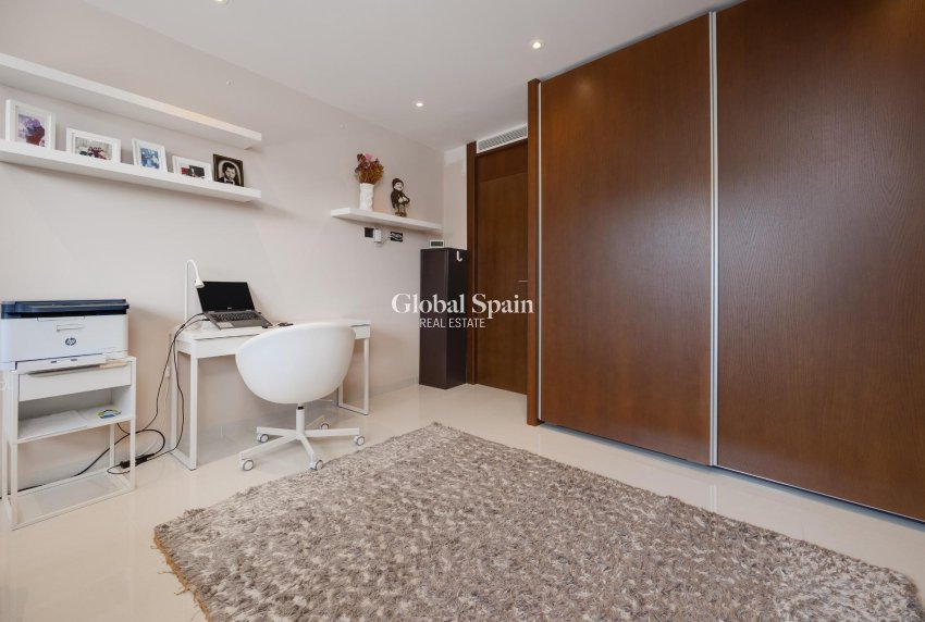 Wederverkoop - Villa -
ORIHUELA COSTA - VILLAMARTÍN