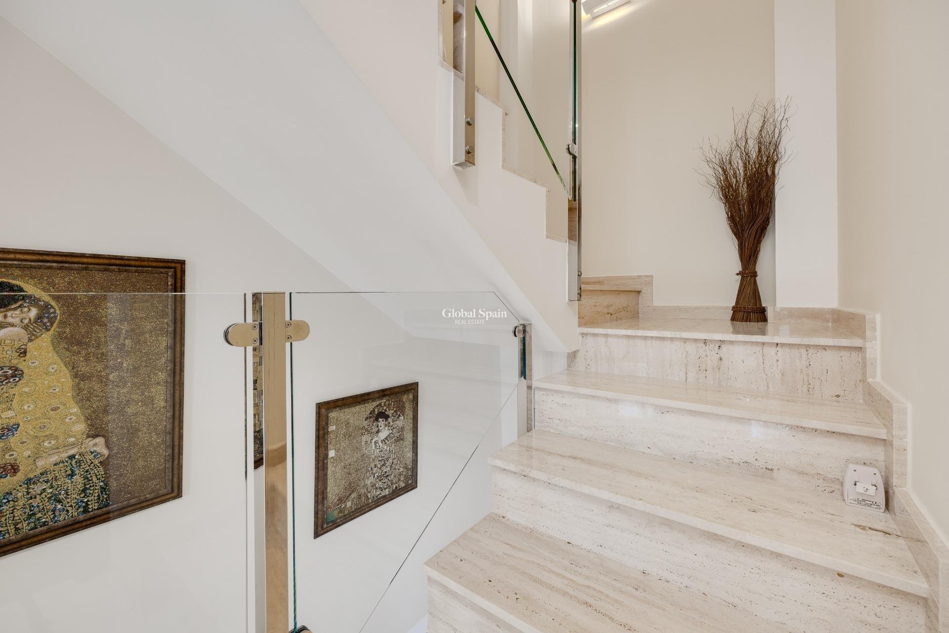 Wederverkoop - Villa -
ORIHUELA COSTA - VILLAMARTÍN