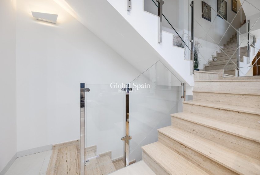 Wederverkoop - Villa -
ORIHUELA COSTA - VILLAMARTÍN