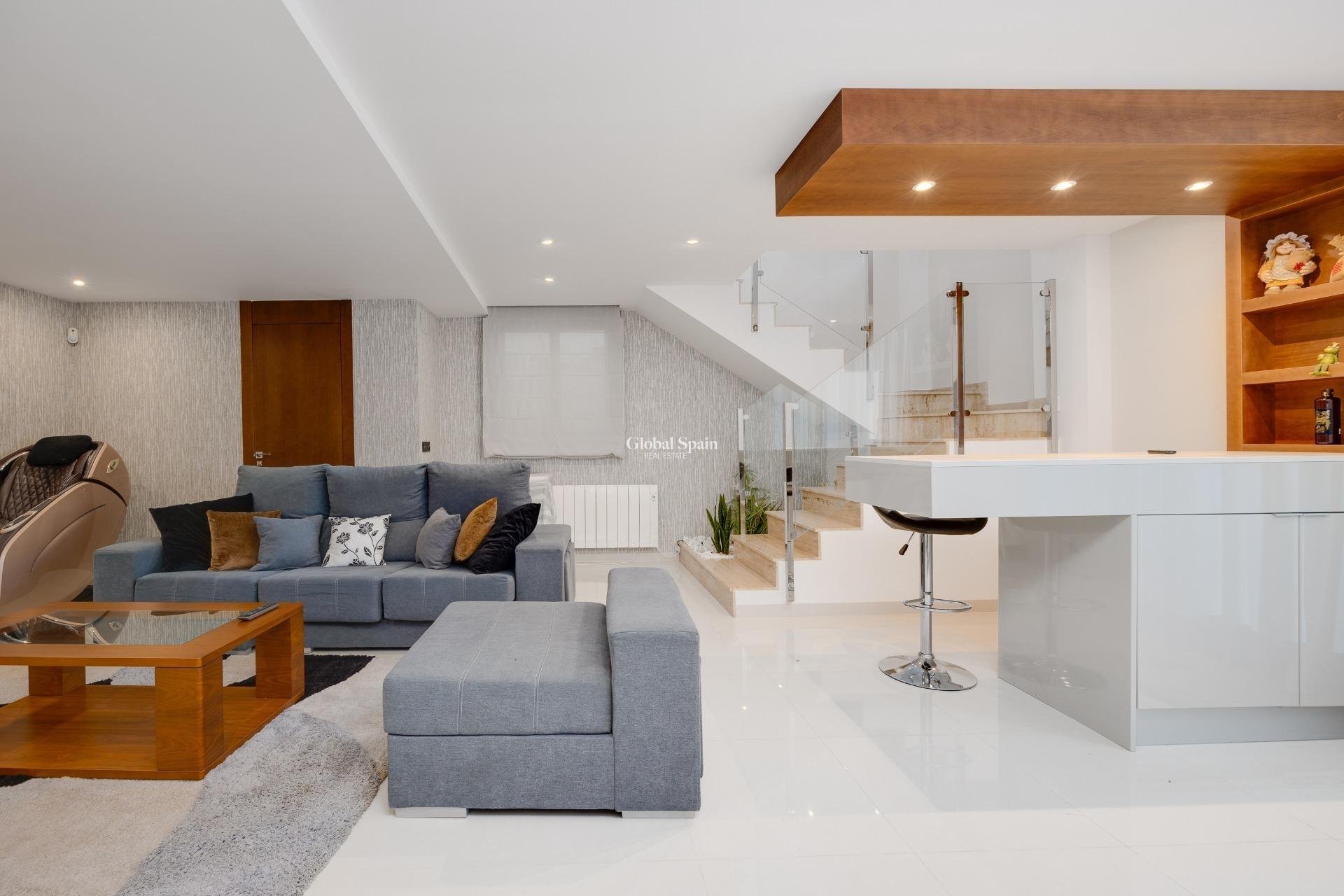 Wederverkoop - Villa -
ORIHUELA COSTA - VILLAMARTÍN