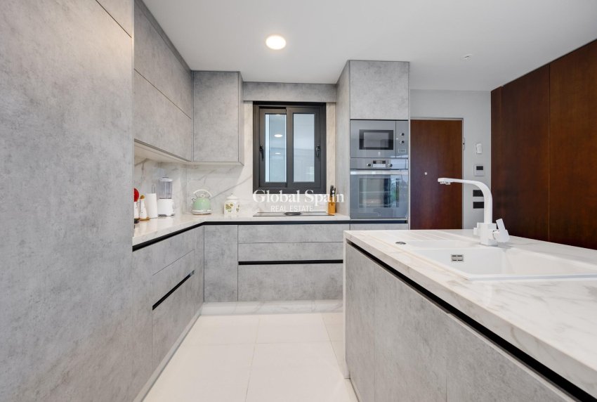 Wederverkoop - Villa -
ORIHUELA COSTA - VILLAMARTÍN