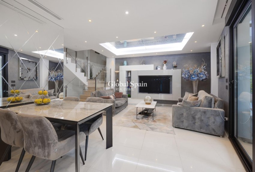 Wederverkoop - Villa -
ORIHUELA COSTA - VILLAMARTÍN