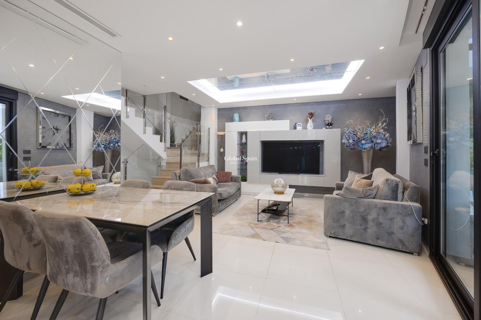 Wederverkoop - Villa -
ORIHUELA COSTA - VILLAMARTÍN