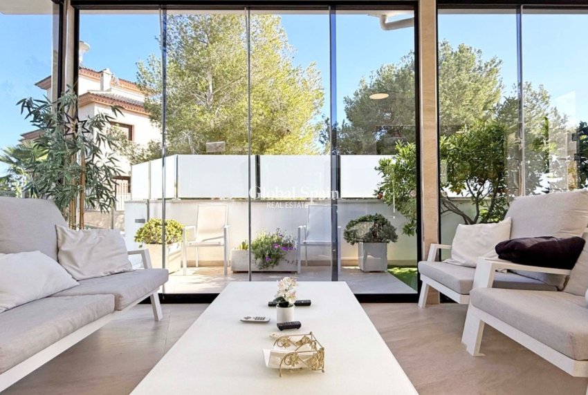 Wederverkoop - Villa -
ORIHUELA COSTA - VILLAMARTÍN