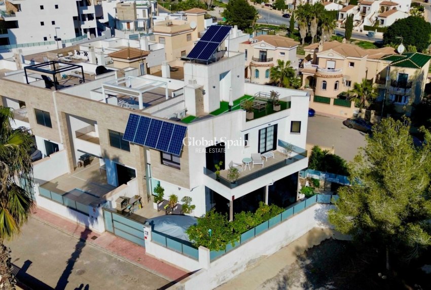 Wederverkoop - Villa -
ORIHUELA COSTA - VILLAMARTÍN