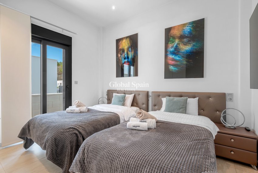 Wederverkoop - VILLA -
ORIHUELA COSTA - VILLAMARTÍN