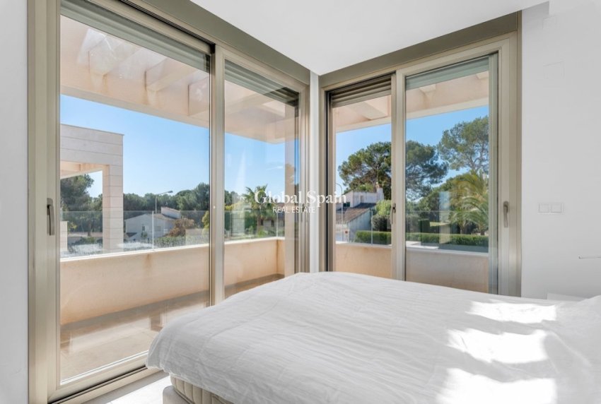 Wederverkoop - Villa -
ORIHUELA COSTA - VILLAMARTÍN