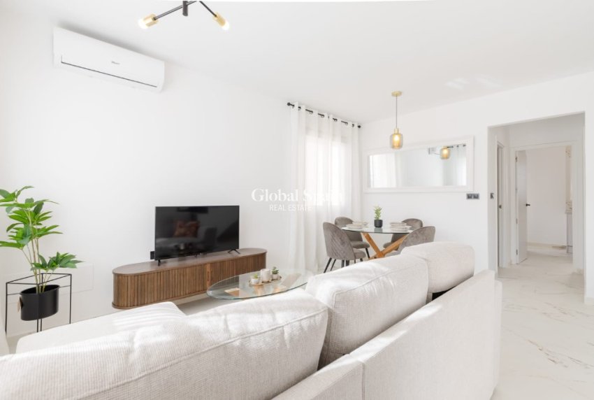 Wederverkoop - Villa -
ORIHUELA COSTA - VILLAMARTÍN