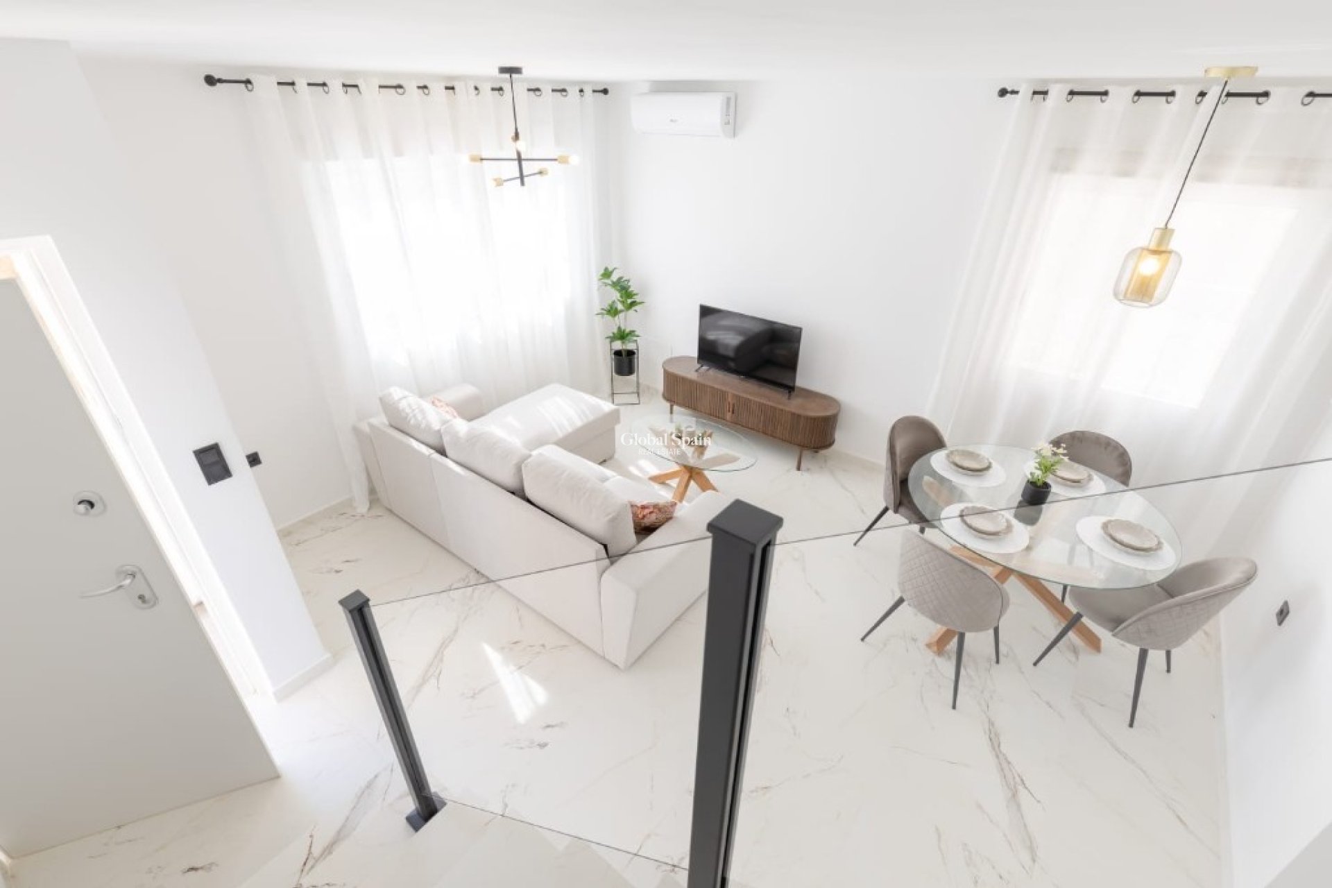 Wederverkoop - Villa -
ORIHUELA COSTA - VILLAMARTÍN