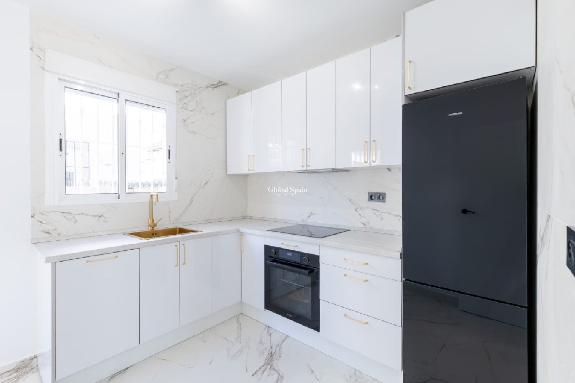 Wederverkoop - Villa -
ORIHUELA COSTA - VILLAMARTÍN