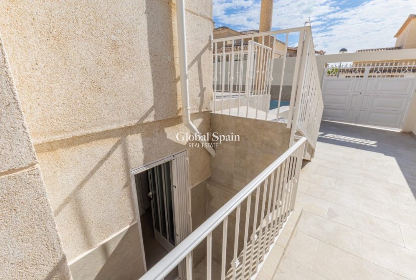 Wederverkoop - Villa -
ORIHUELA COSTA - VILLAMARTÍN