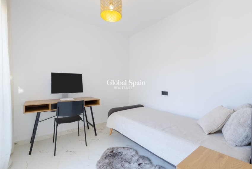 Wederverkoop - Villa -
ORIHUELA COSTA - VILLAMARTÍN