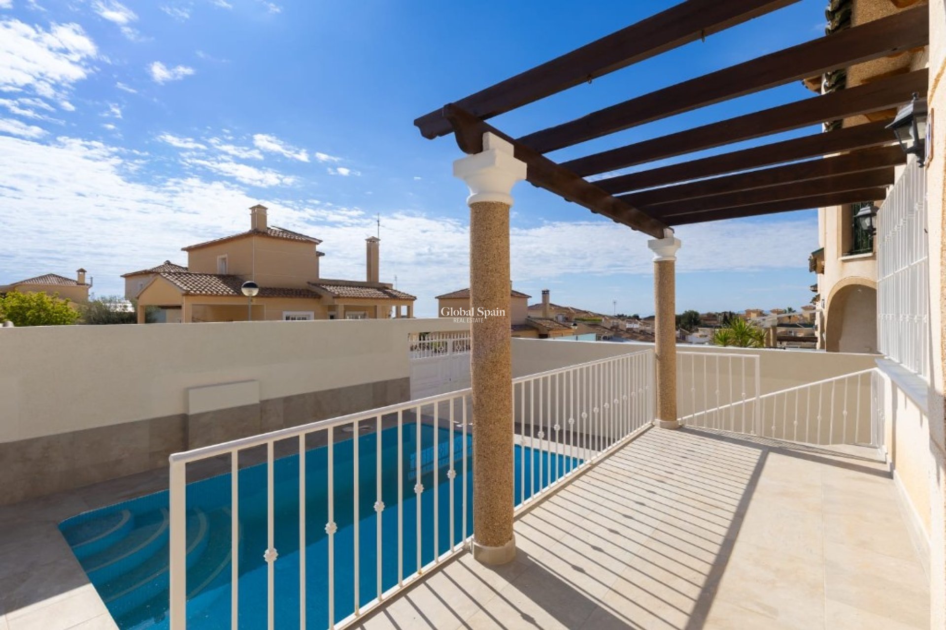Wederverkoop - Villa -
ORIHUELA COSTA - VILLAMARTÍN