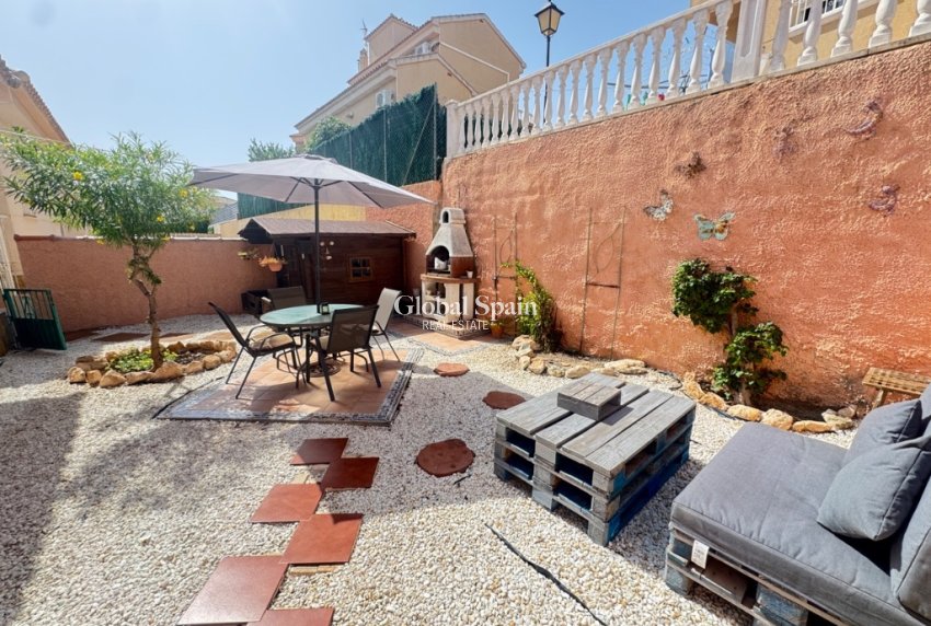 Wederverkoop - Villa -
ORIHUELA COSTA - VILLAMARTÍN