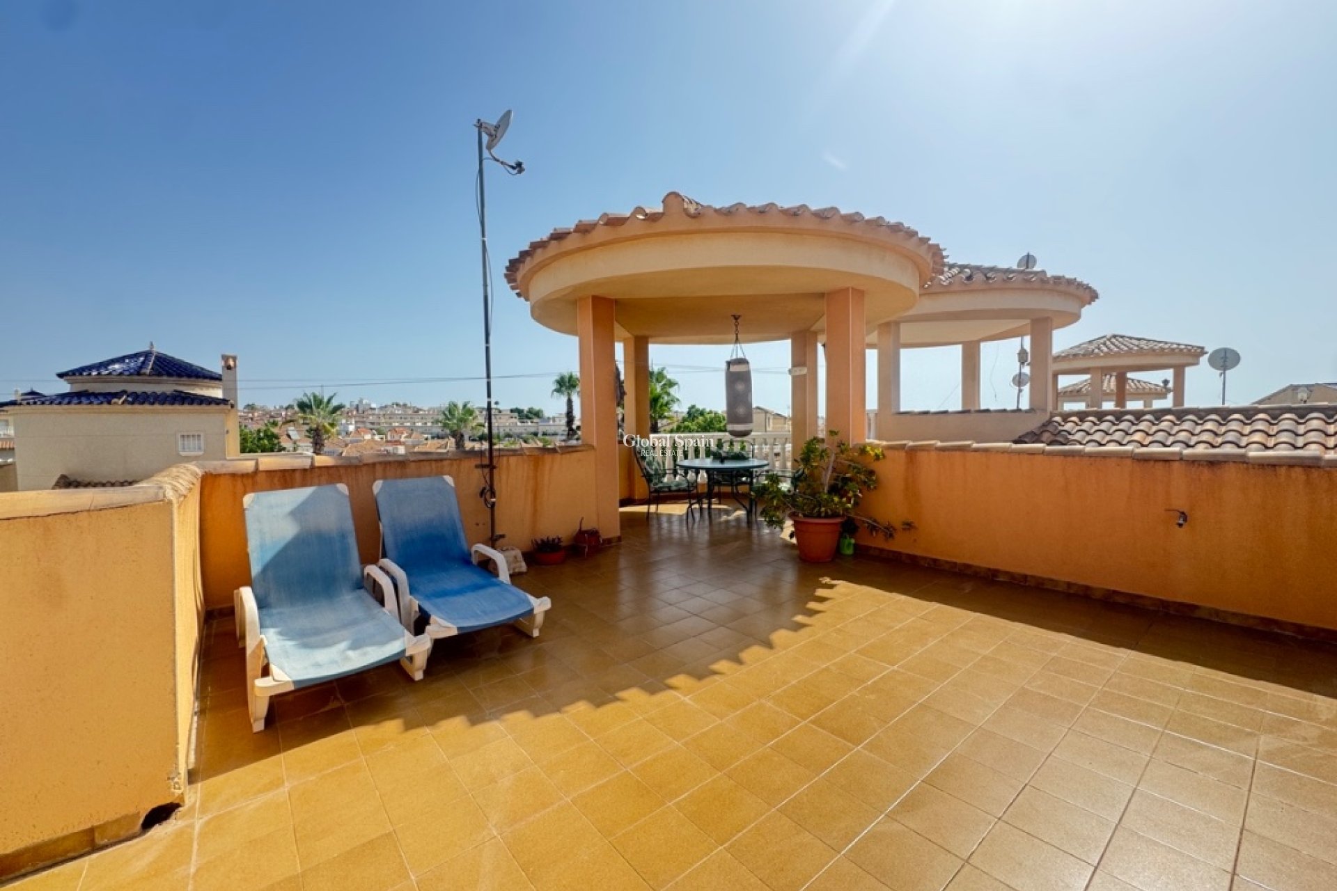 Wederverkoop - Villa -
ORIHUELA COSTA - VILLAMARTÍN
