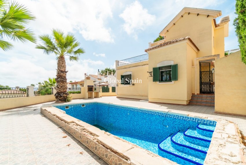 Wederverkoop - Villa -
ORIHUELA COSTA - VILLAMARTÍN