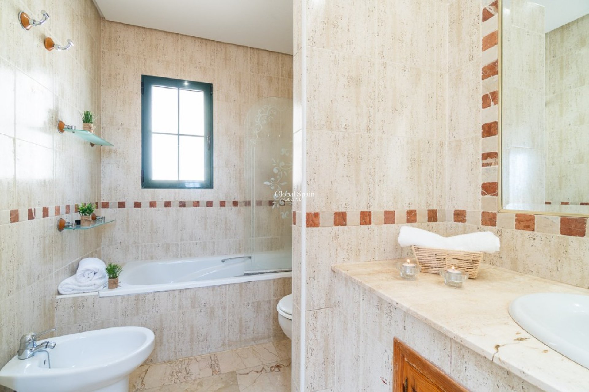 Wederverkoop - Villa -
ORIHUELA COSTA - VILLAMARTÍN