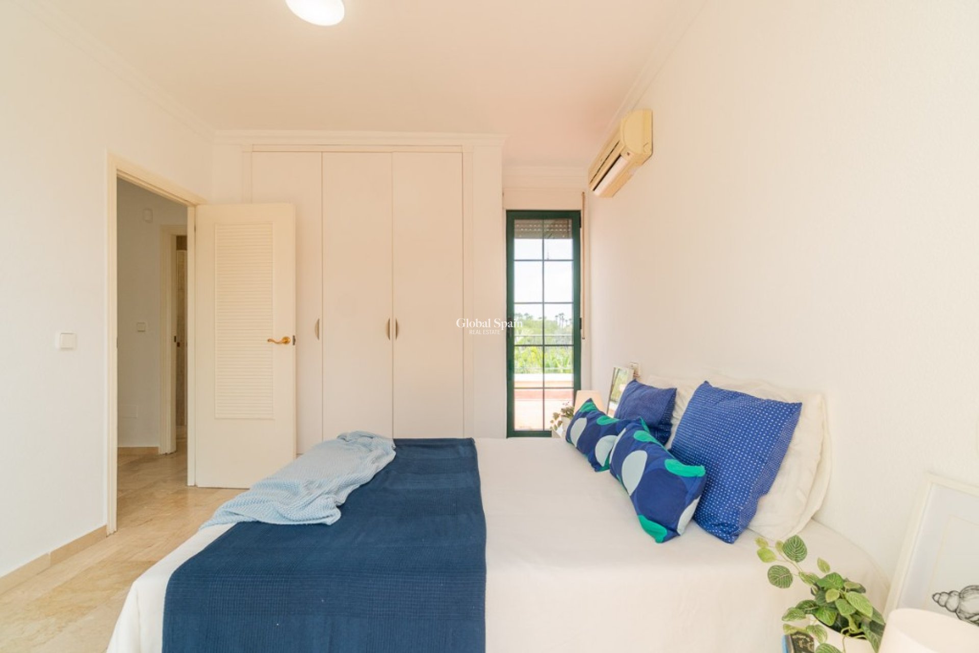 Wederverkoop - Villa -
ORIHUELA COSTA - VILLAMARTÍN