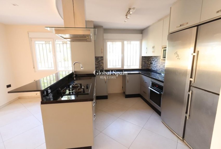 Wederverkoop - VILLA -
ORIHUELA COSTA - VILLAMARTÍN