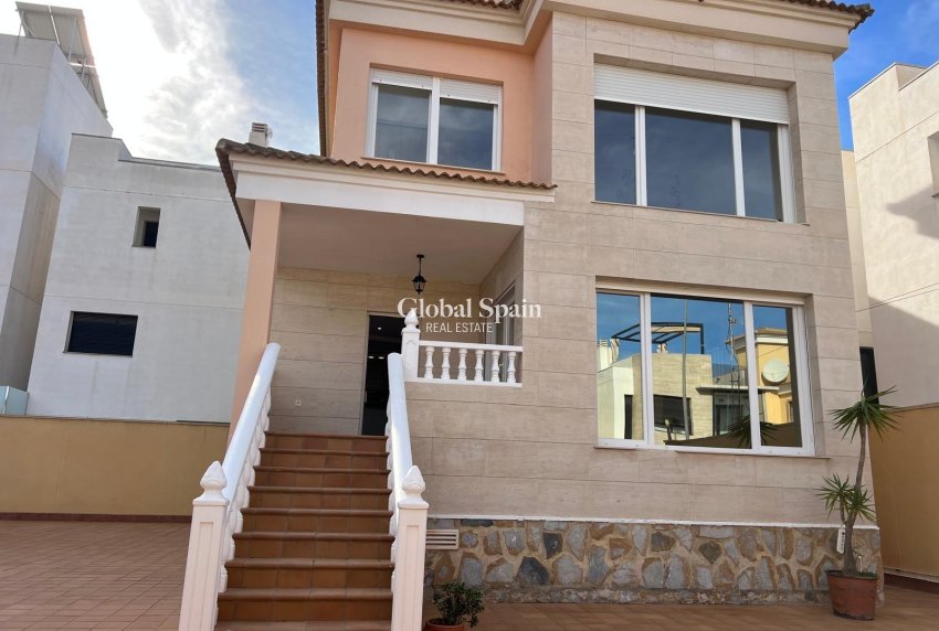 Wederverkoop - VILLA -
ORIHUELA COSTA - VILLAMARTÍN