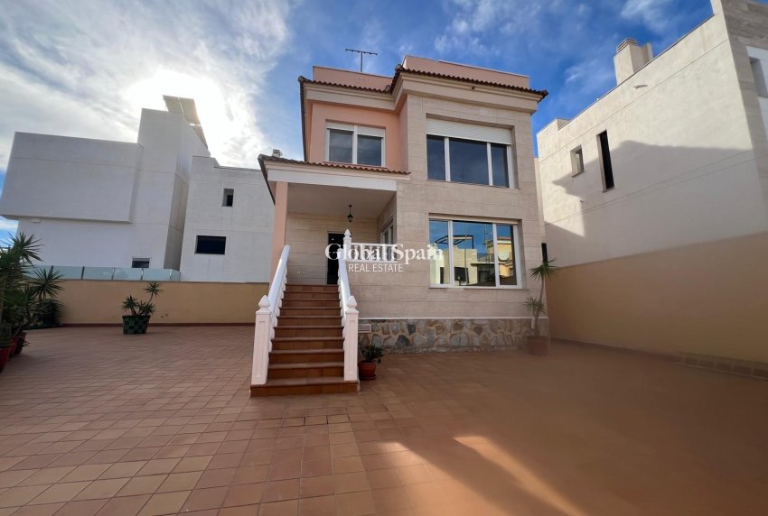 Wederverkoop - VILLA -
ORIHUELA COSTA - VILLAMARTÍN
