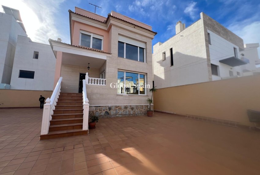Wederverkoop - VILLA -
ORIHUELA COSTA - VILLAMARTÍN