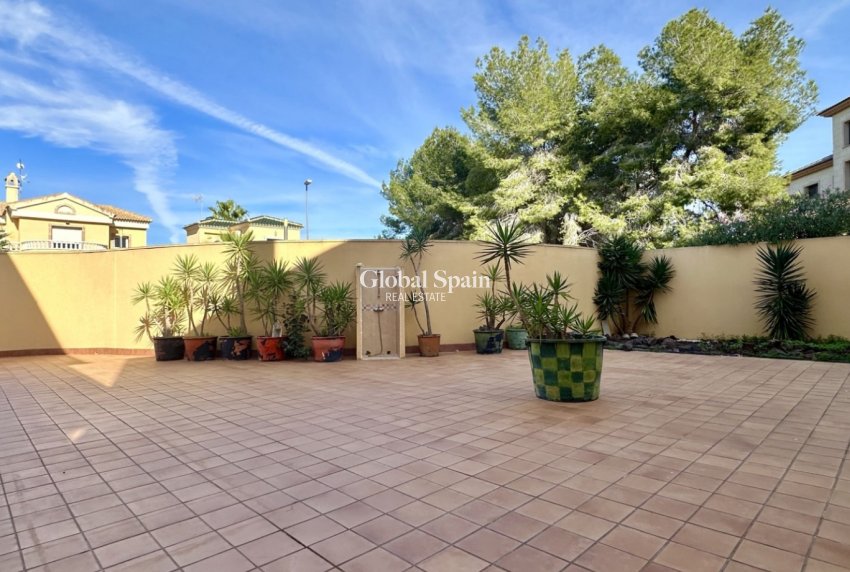 Wederverkoop - VILLA -
ORIHUELA COSTA - VILLAMARTÍN