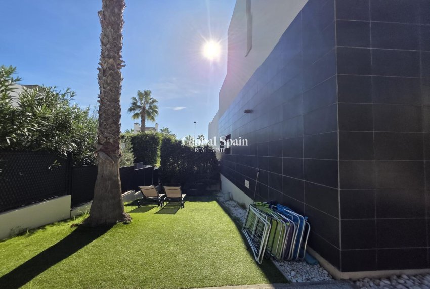 Wederverkoop - VILLA -
ORIHUELA COSTA - VILLAMARTÍN