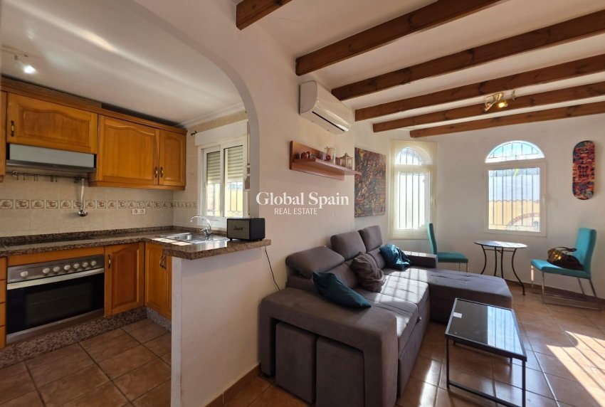 Wederverkoop - VILLA -
ORIHUELA COSTA - VILLAMARTÍN