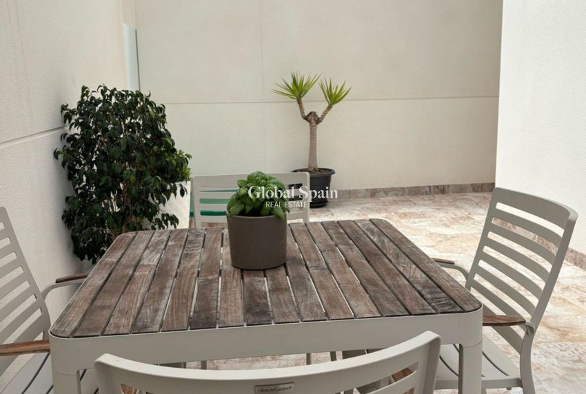 Wederverkoop - VILLA -
ORIHUELA COSTA - VILLAMARTÍN