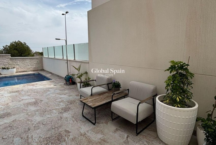 Wederverkoop - VILLA -
ORIHUELA COSTA - VILLAMARTÍN