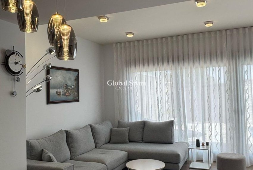 Wederverkoop - VILLA -
ORIHUELA COSTA - VILLAMARTÍN