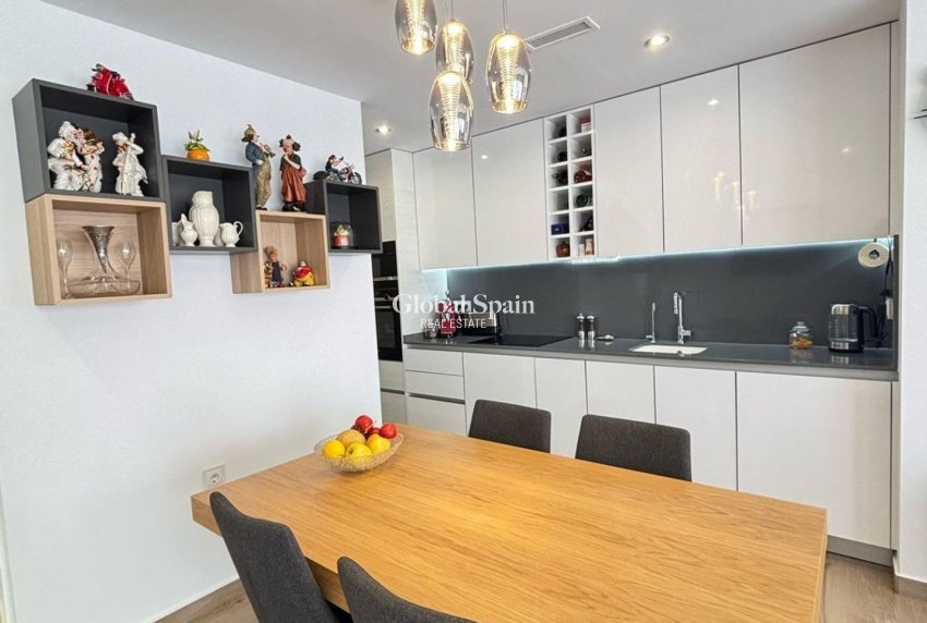 Wederverkoop - VILLA -
ORIHUELA COSTA - VILLAMARTÍN