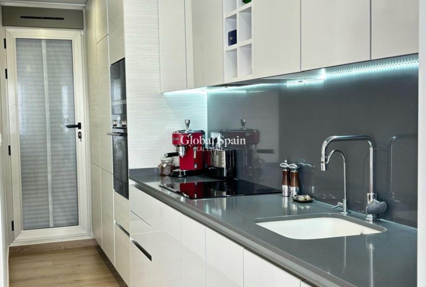 Wederverkoop - VILLA -
ORIHUELA COSTA - VILLAMARTÍN