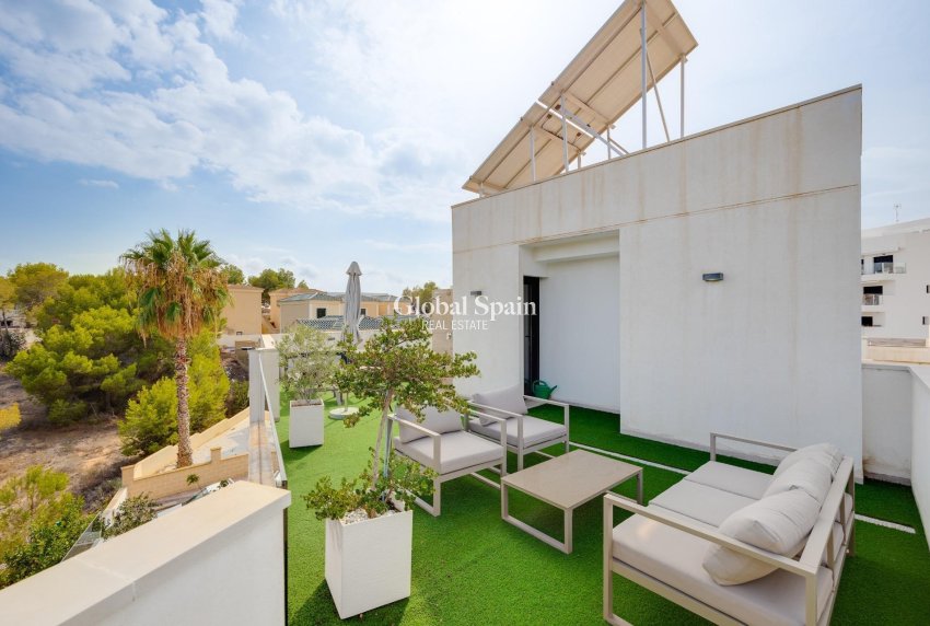 Wederverkoop - VILLA -
ORIHUELA COSTA - VILLAMARTÍN