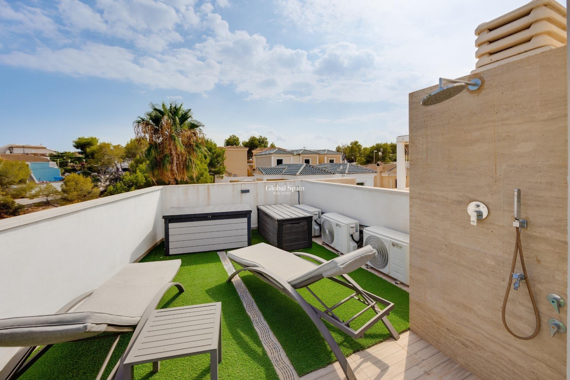 Wederverkoop - VILLA -
ORIHUELA COSTA - VILLAMARTÍN